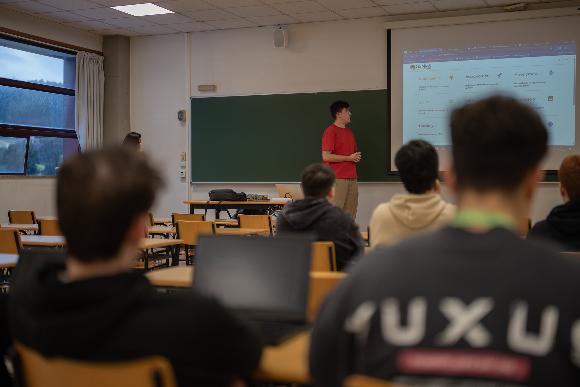 A HackUDC workshop session with participants.